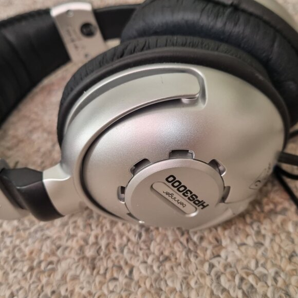 Headphones - Picture 3 of 3